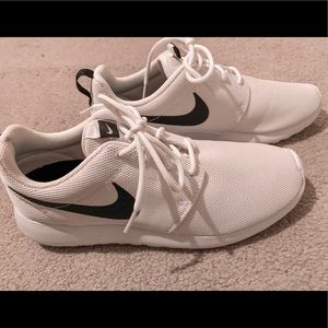 nike women’s white roshes